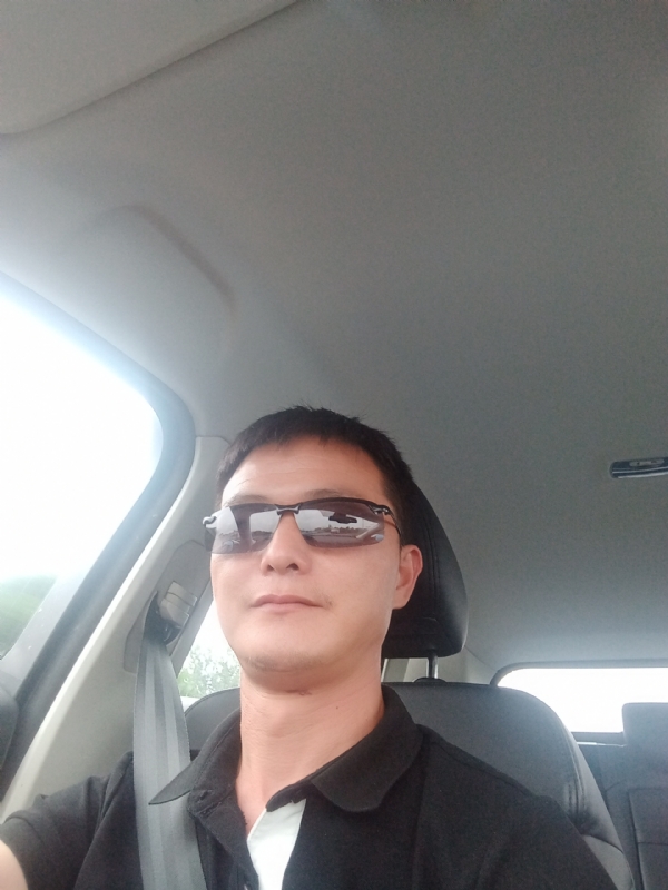 孤独的男人的第一张照片--揭阳相亲服务中心